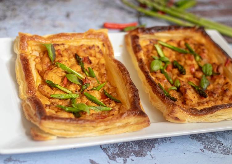 Thai chicken red curry puff pastry