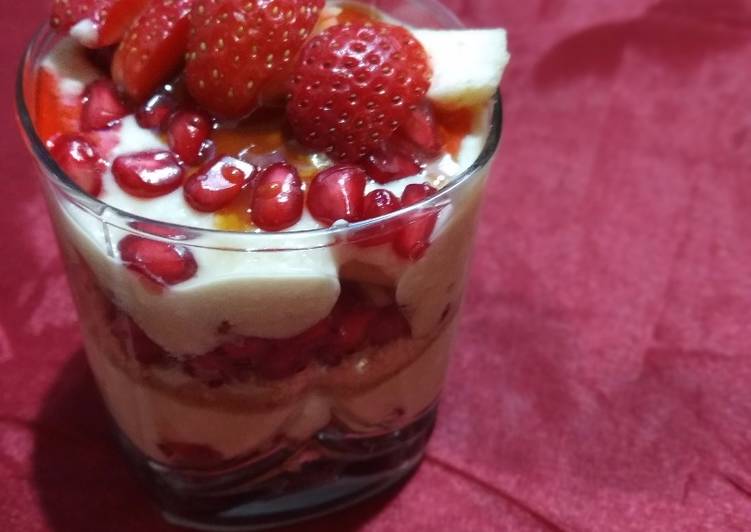 Fruits and curd parfait