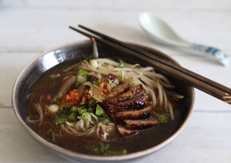 Keaw Teaw Ped Yang - Five Spiced Roasted Duck noodles