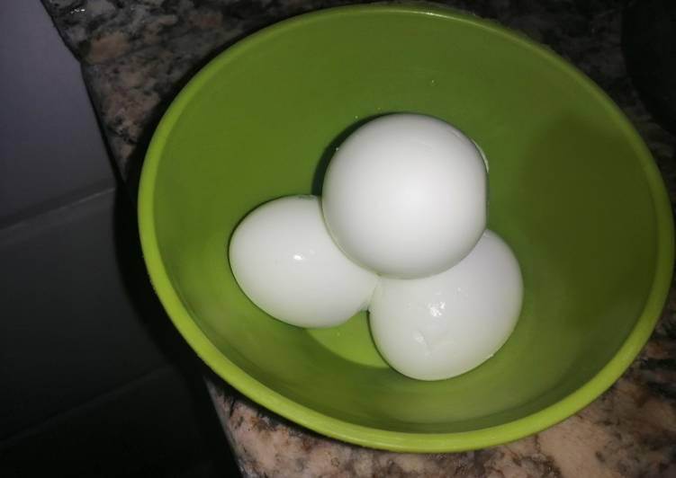 Perfectly boiled egg without cracks