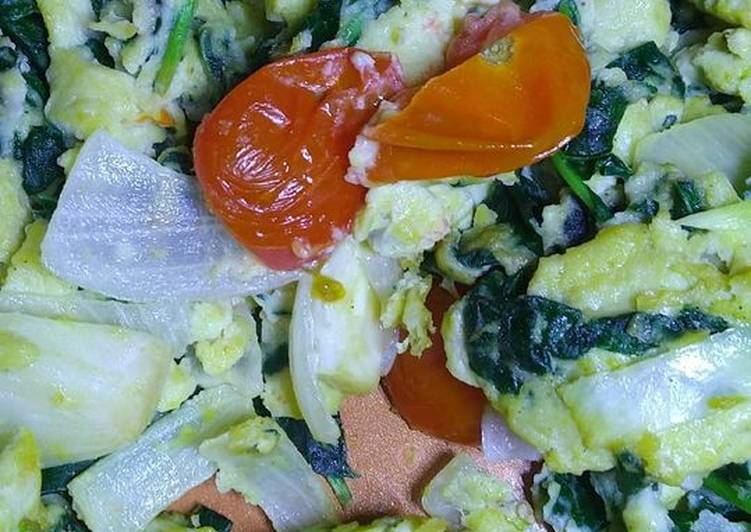 Scrambled Eggs with Spinach and Cherry Tomatoes