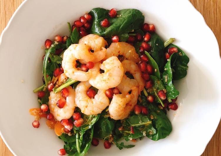 Spinach and quinoa salad with garlic and chilli prawns
