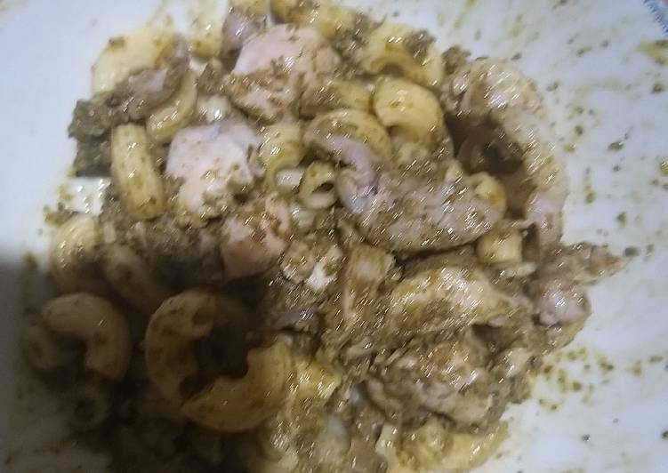 Macaroni with chicken and pesto