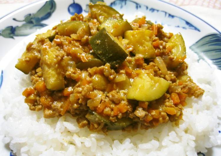 Easy, Delicious & Spicy Mince and Vegetable Curry in a Frying Pan