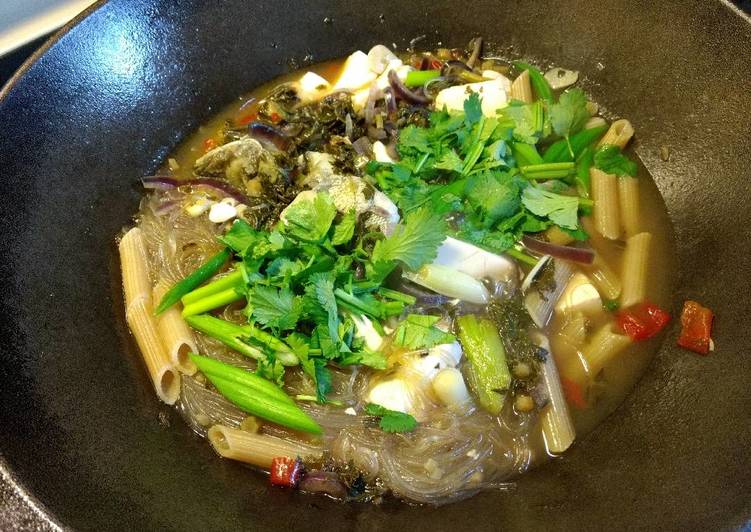Pickled green and tofu bass soup雪菜豆腐鲈鱼汤