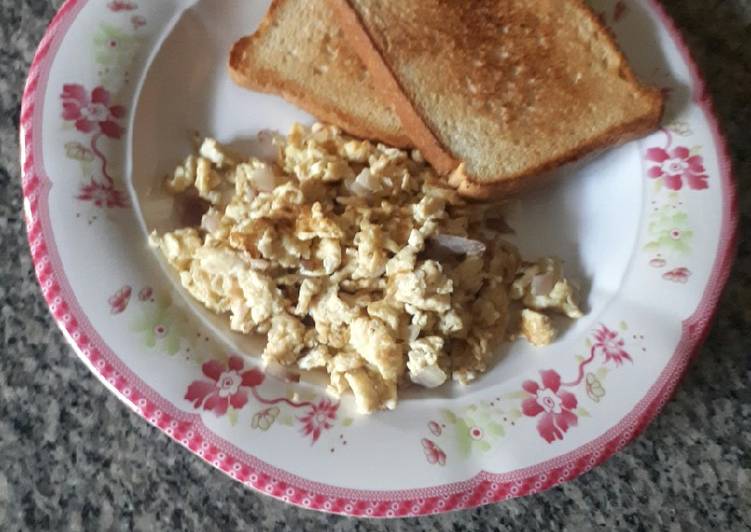 Pan toast with scrambled eggs