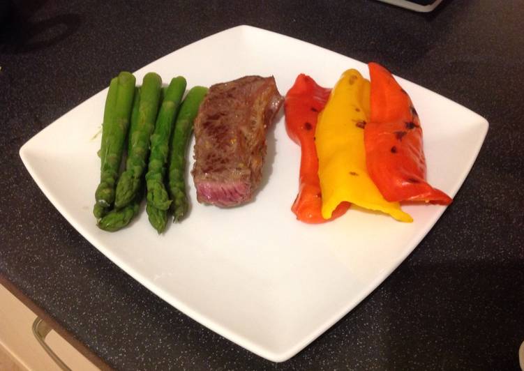 Sirloin Steak, Sweet Peppers & Asparagus Tips