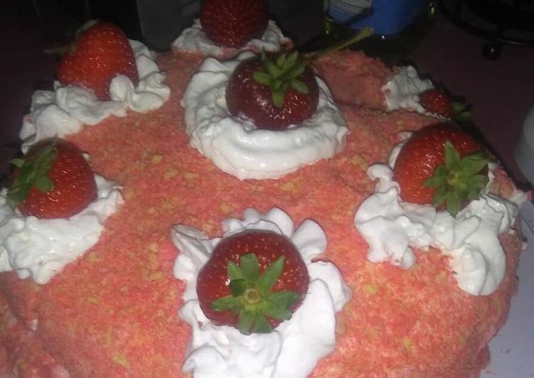 Strawberry eclair crunch cake