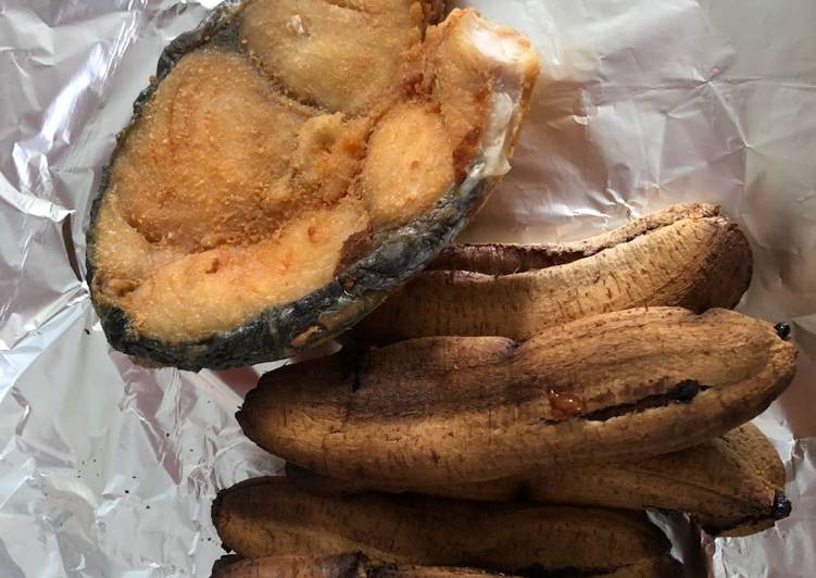 Fried grey mackerel and oven roasted cavanana banana