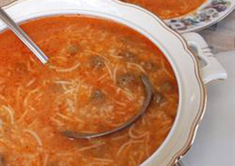 Tomato soup with meatballs - shorbet eama