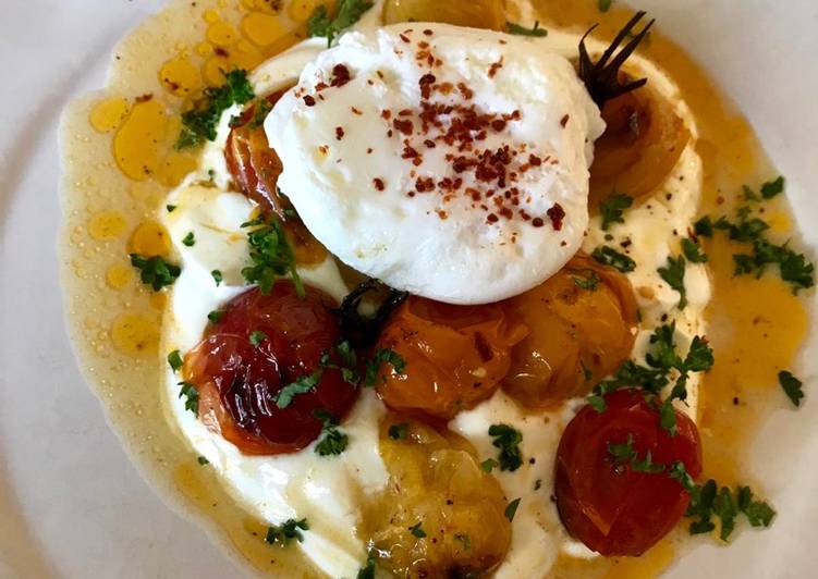 Hot charred cherry tomatoes with cold yoghurt and poached egg