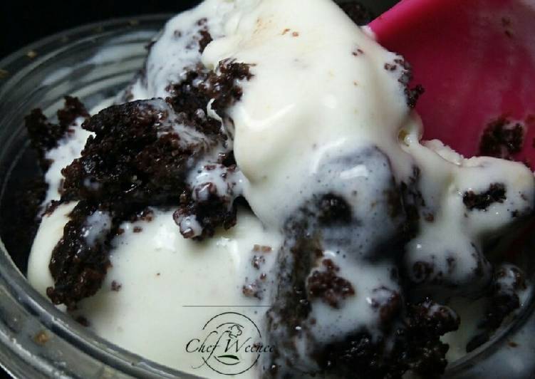 Vanilla Ice cream with Moist chocolate cake