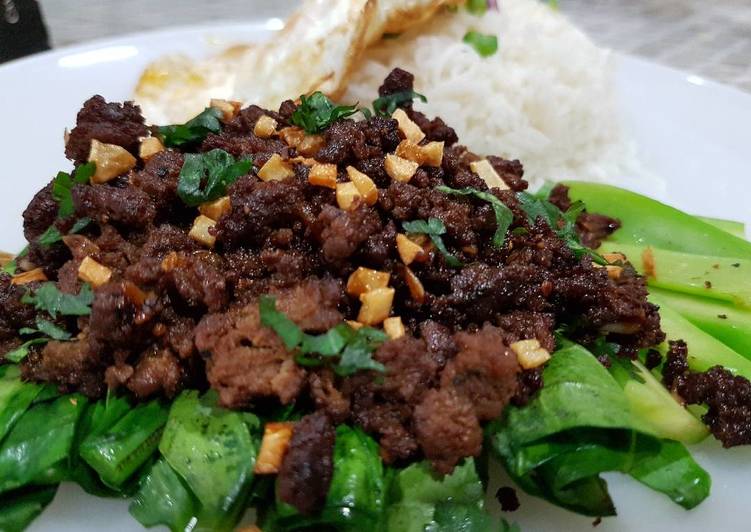 Thai Stir Fry Garlic and Pepper Beef (Kratiem Prik Thai)