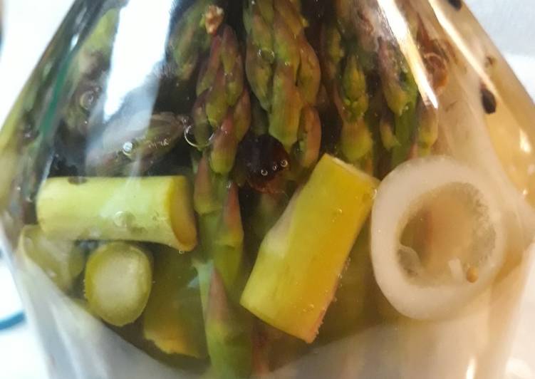 Pickled Asparagus with an Onion