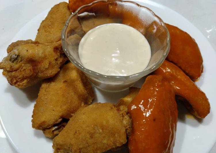 Crunchy pan-fried chicken wings with blue cheese dip